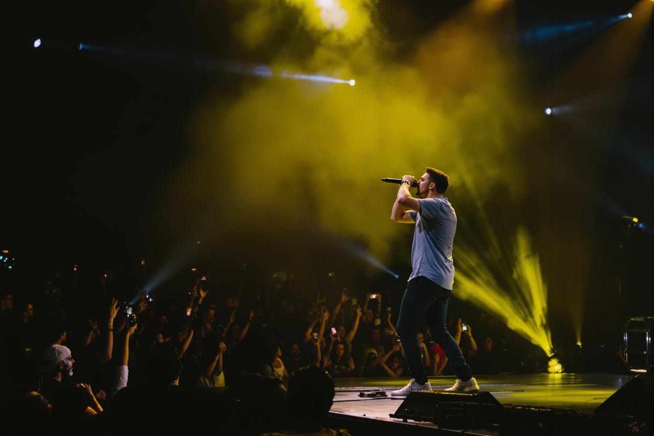 知名歌手演唱会假唱被抓包，现场视频曝光